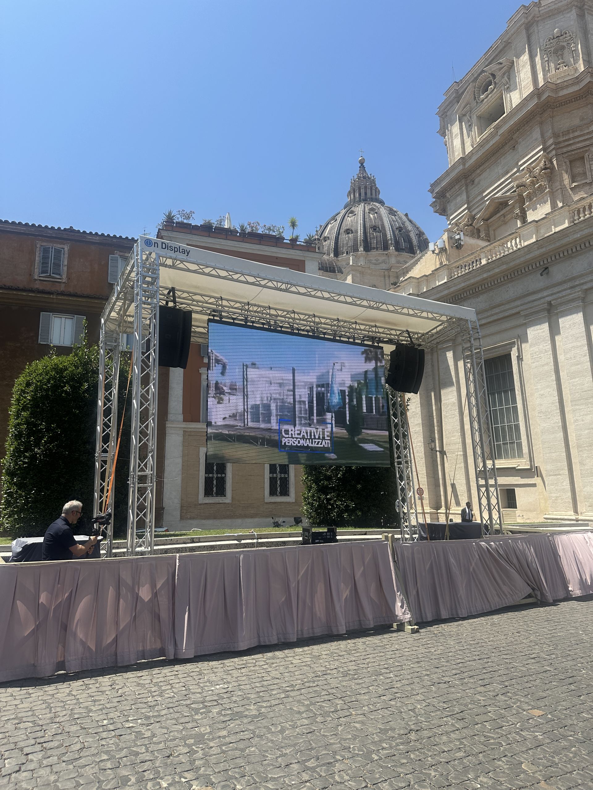 Allestimento Audio/Video con struttura coperta esterna PaoloVI Vaticano 2025