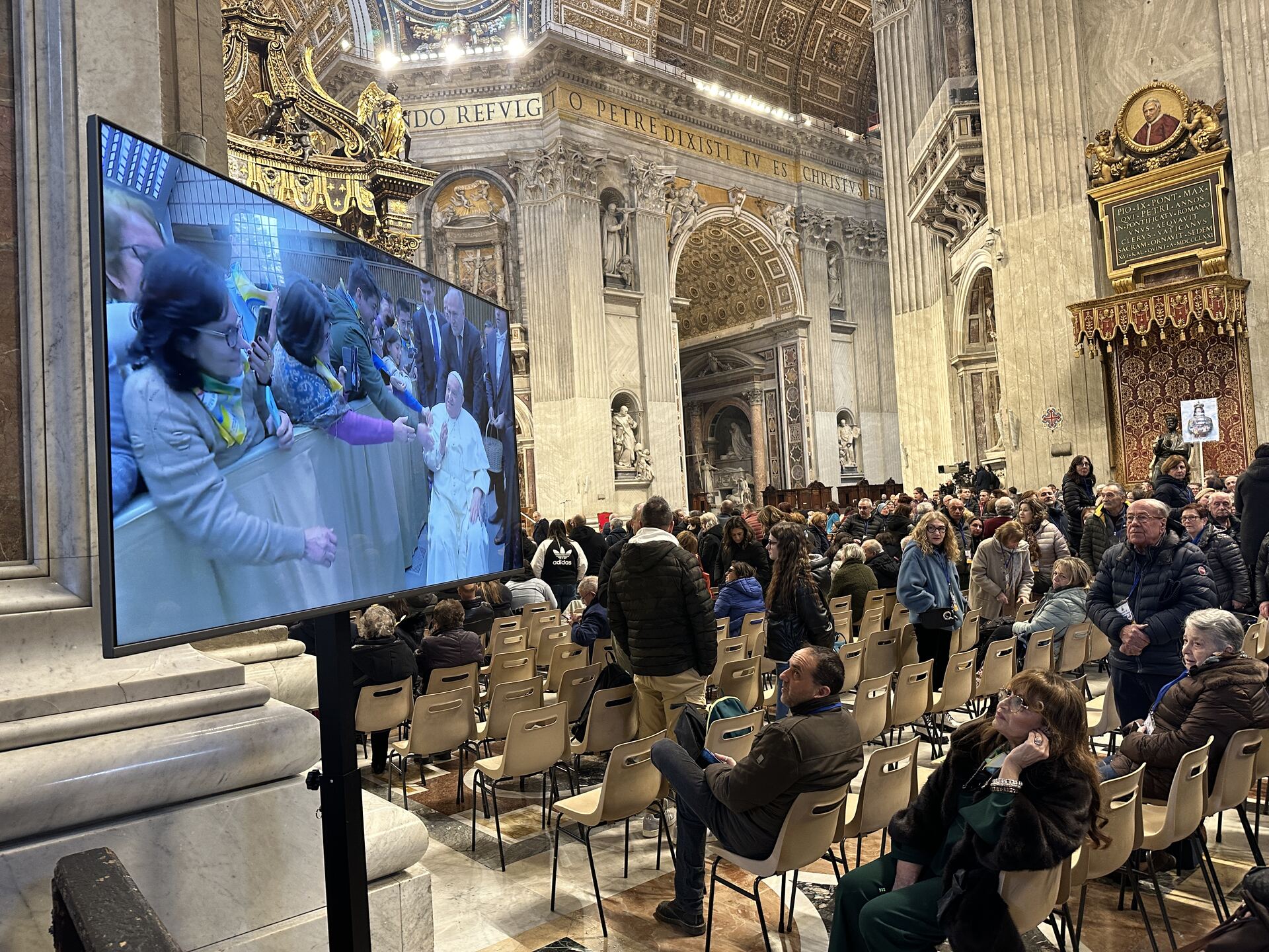 Monitor in Basilica di San Pietro 24.12.2024