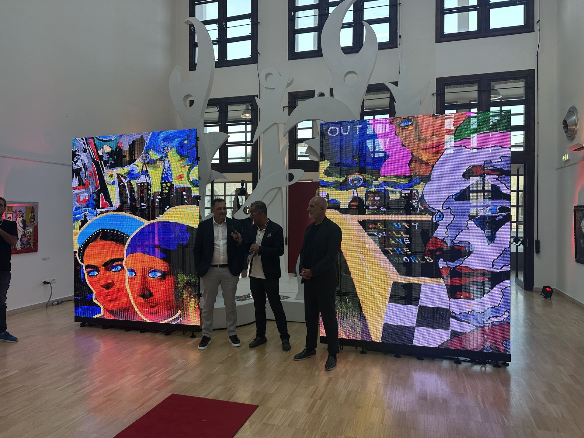 Mostra Artistica con Ledwall Trasparenti presso Aurum Pescara