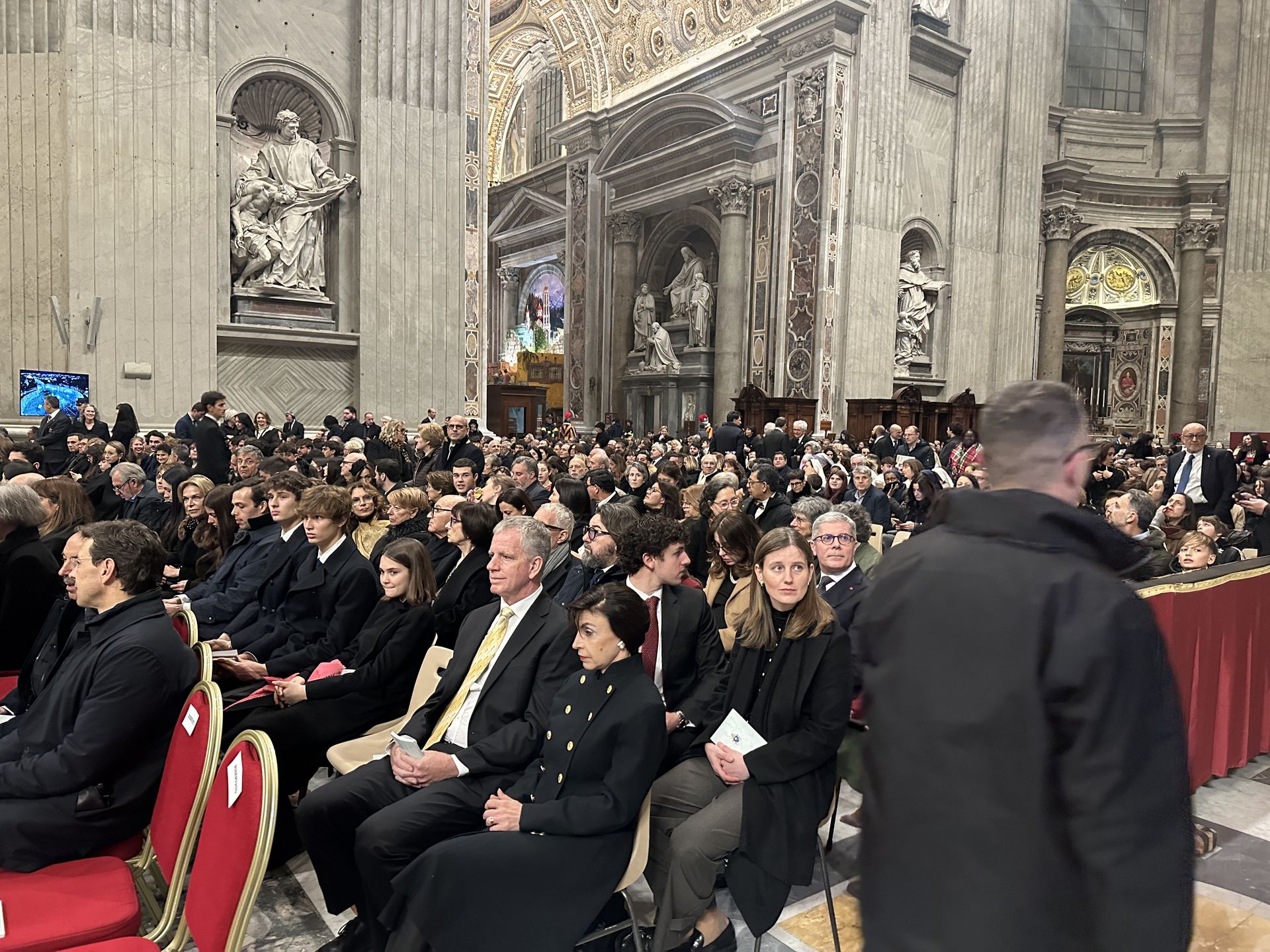 Platea all'apertura della Porta Santa Vaticano 2025