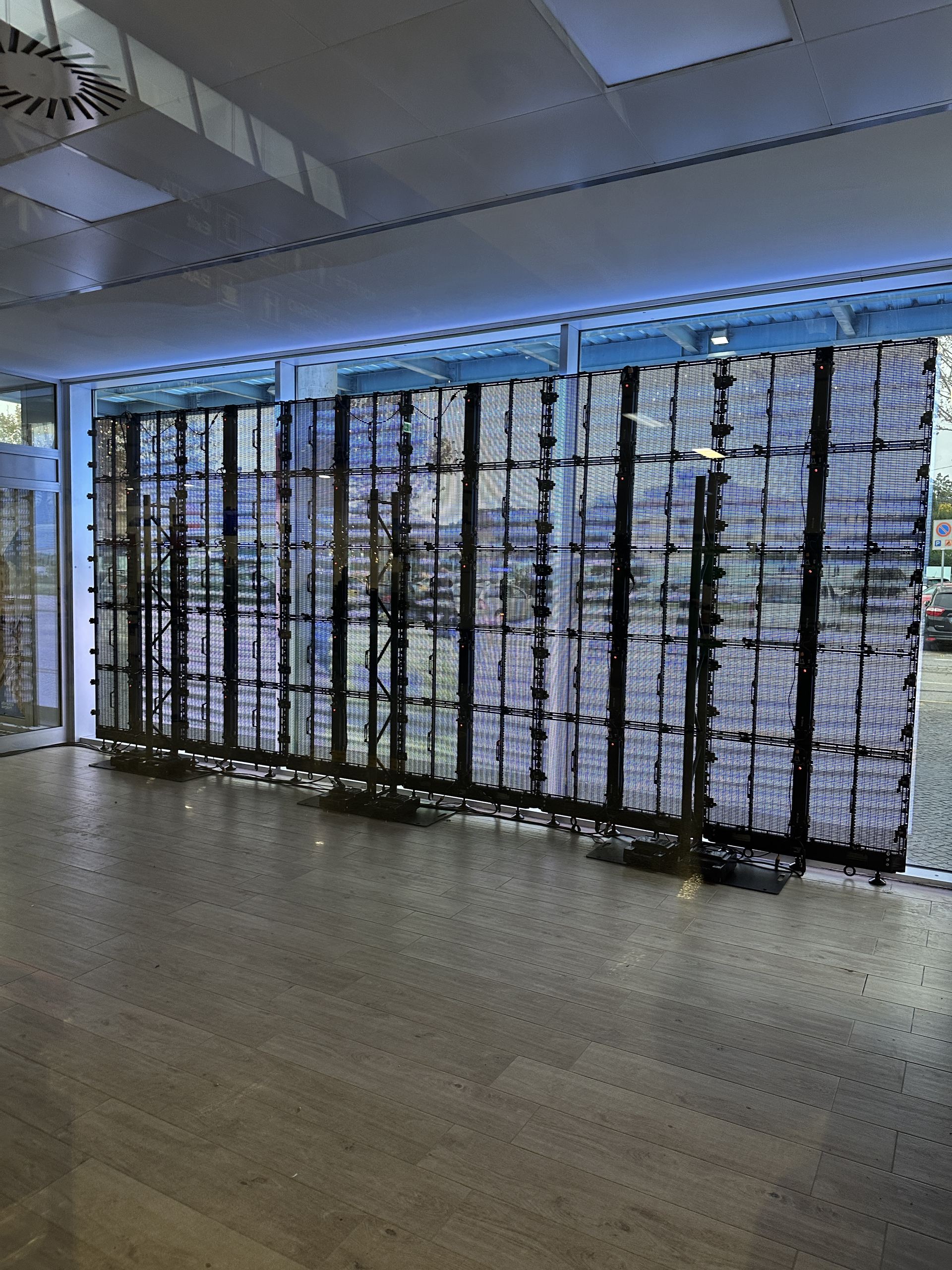 Retro Installazione ledwall in vetrina Aereporto d'Abruzzo