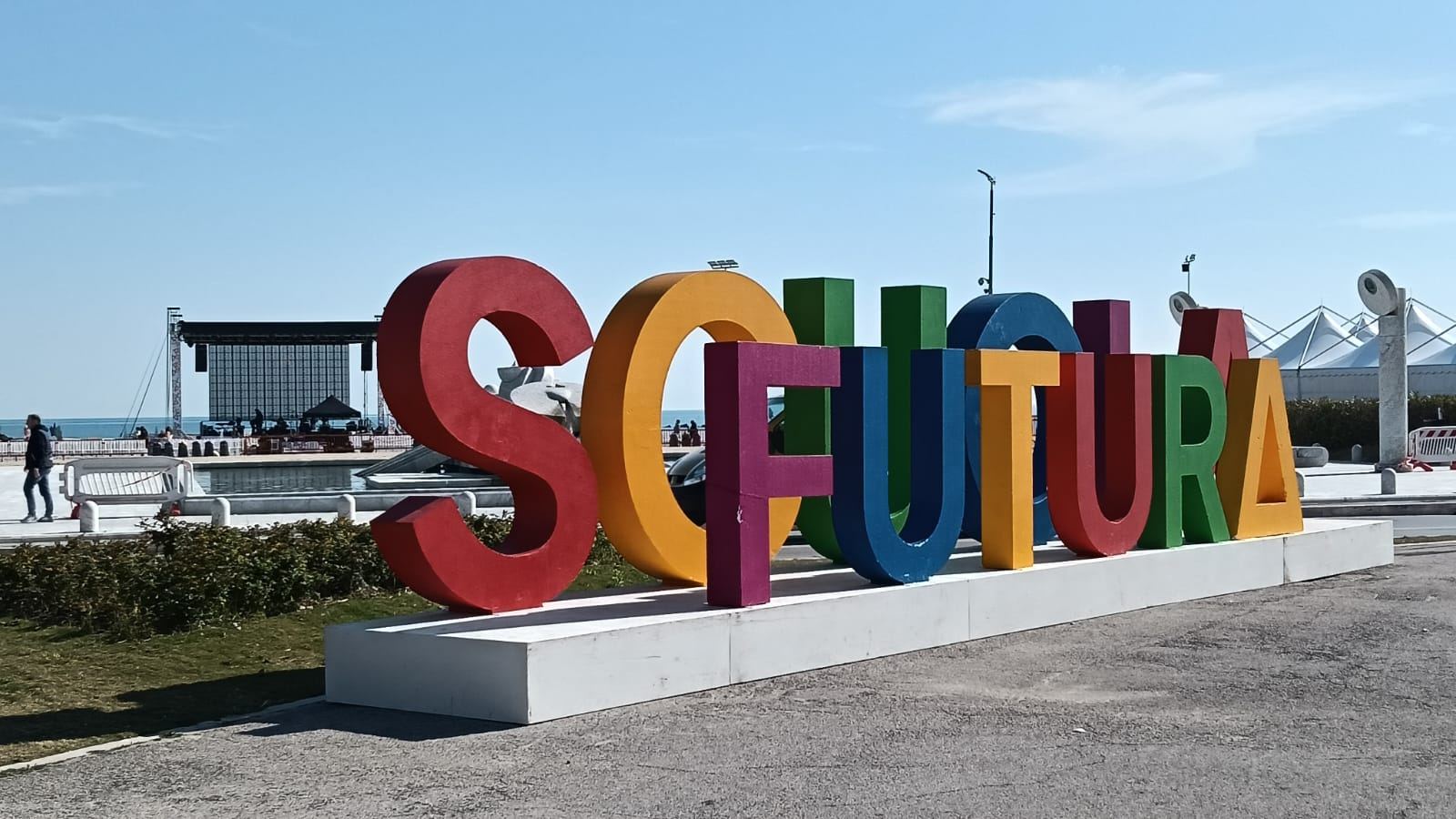 Scuola Futura e Main Stage su sfondo