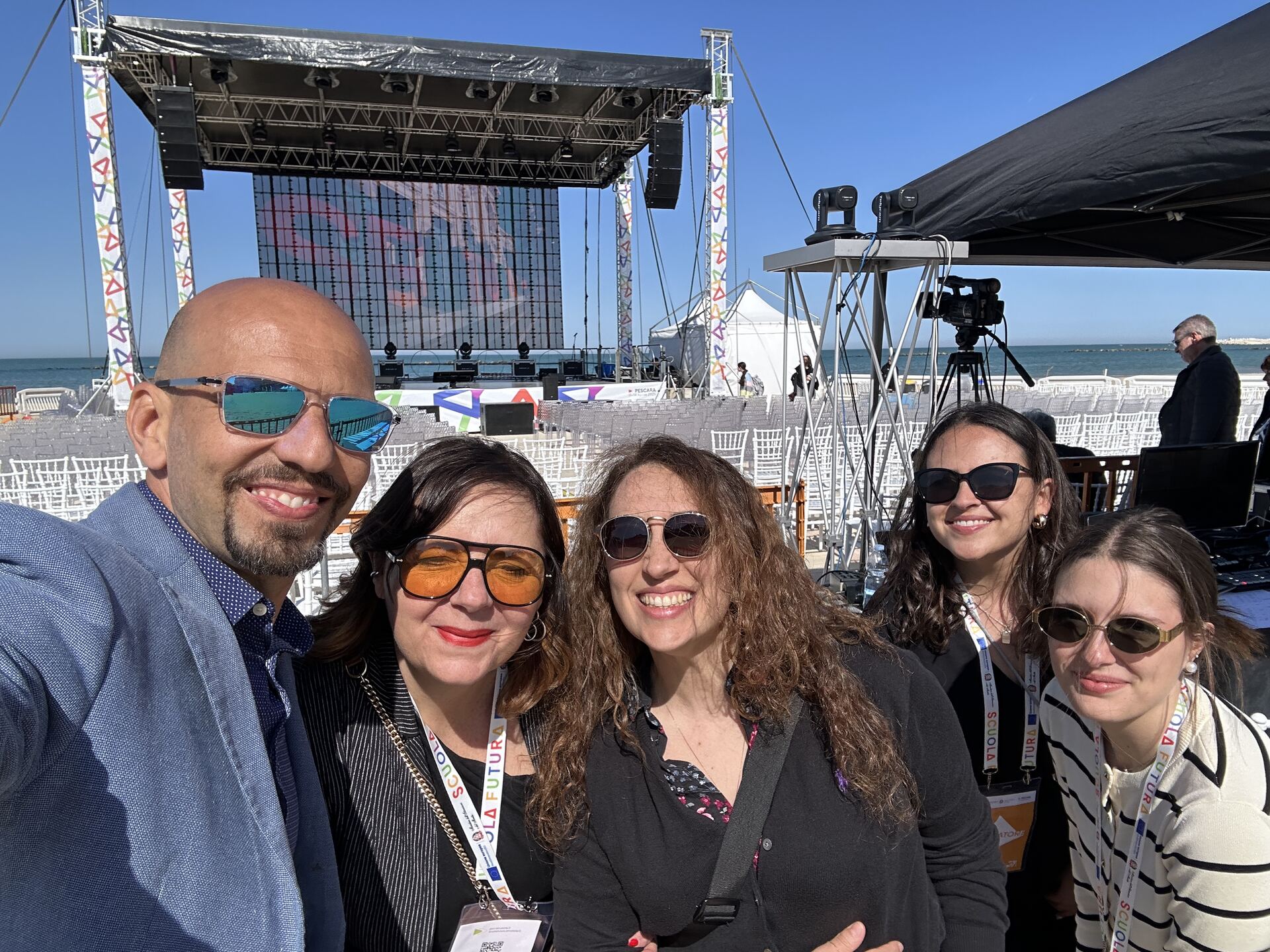Selfie con Team Ministero Istruzione per Scuola Futura Pescara 2025
