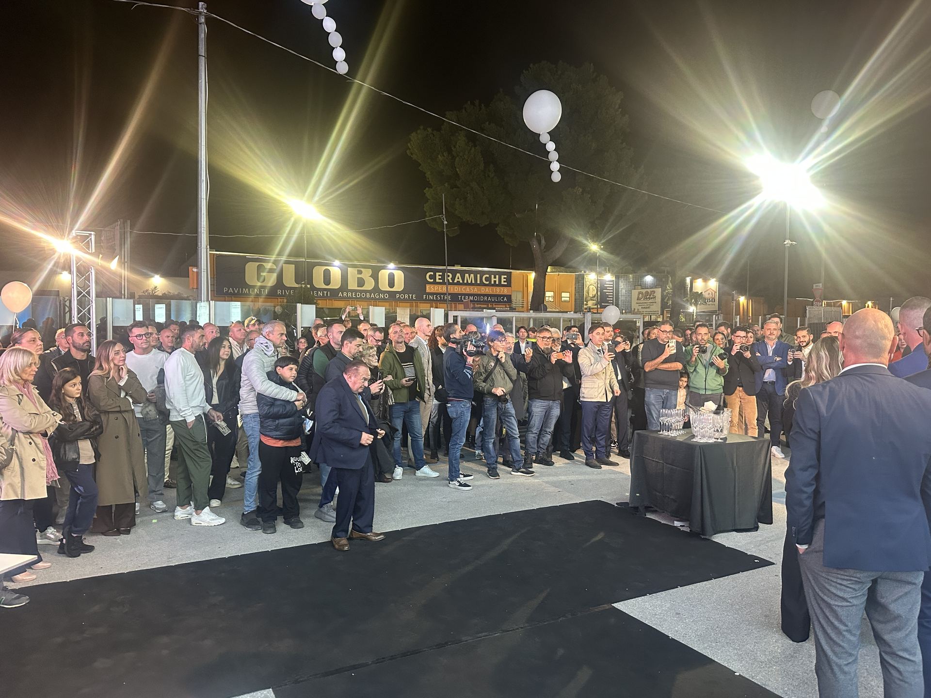 Taglio Torta Inaugurazione nuova sede BYD